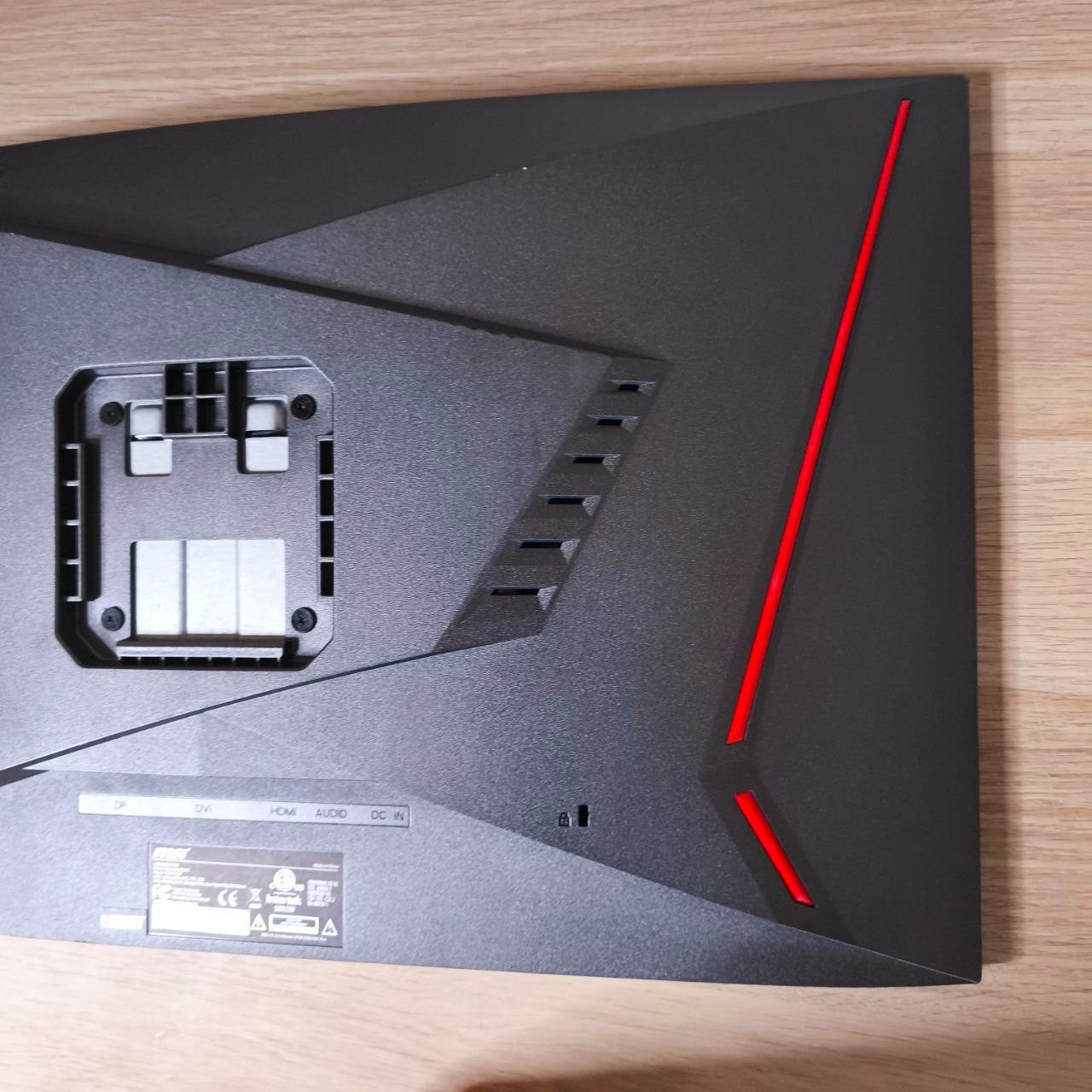 Curved Led Gaming Monitor Msi Optix MAG24C Schermo Rotto3